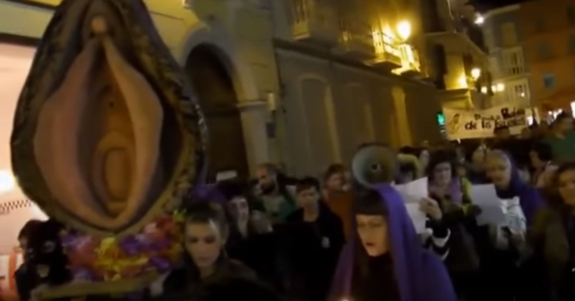 Abogados Cristianos lleva a juicio a una mujer en Málaga por la 'procesión del chumino rebelde'
