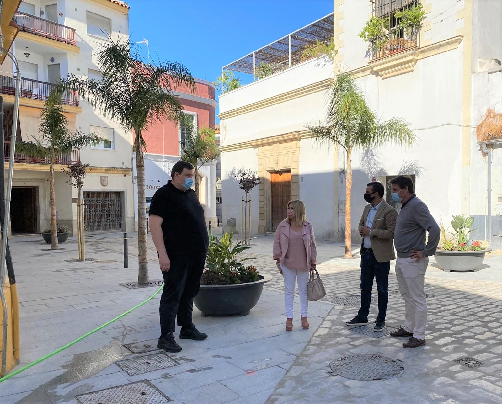 Un momento de la visita a la finalización de las obras de plaza Vargas, con uno de los hosteleros de la zona.