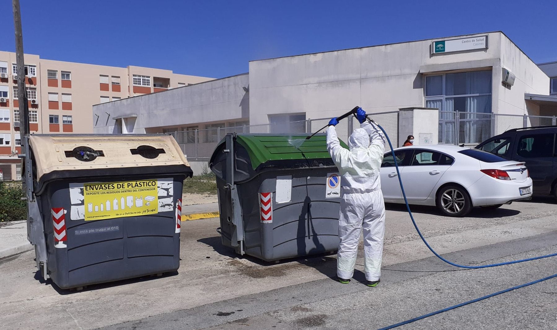 Un operario desinfecta un cubo de basura en Puerto Real. Un operario desinfecta un cubo de basura en Puerto Real.