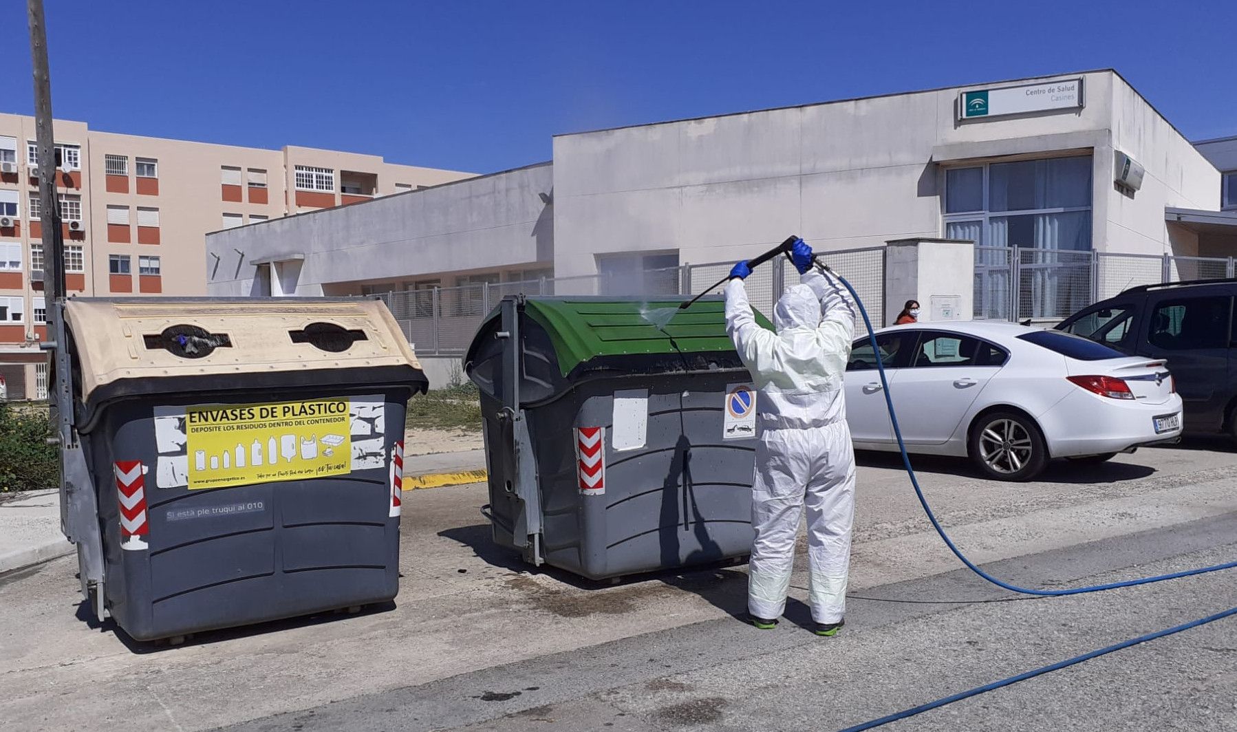 Un operario desinfecta un cubo de basura en Puerto Real.