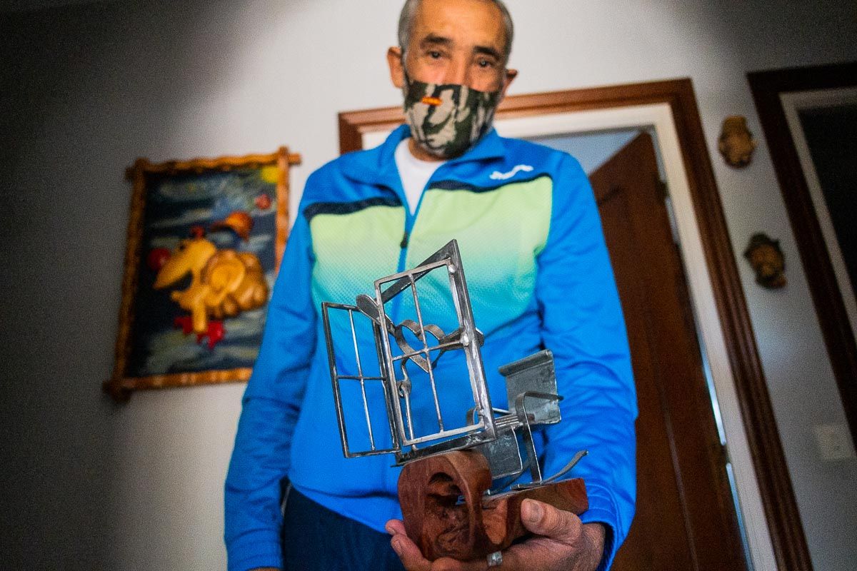 Juan Jiménez, el 'no artista', con una extraordinaria creación homenaje a los fallecidos por la covid, en su casa de la Sierra de San Cristóbal.
