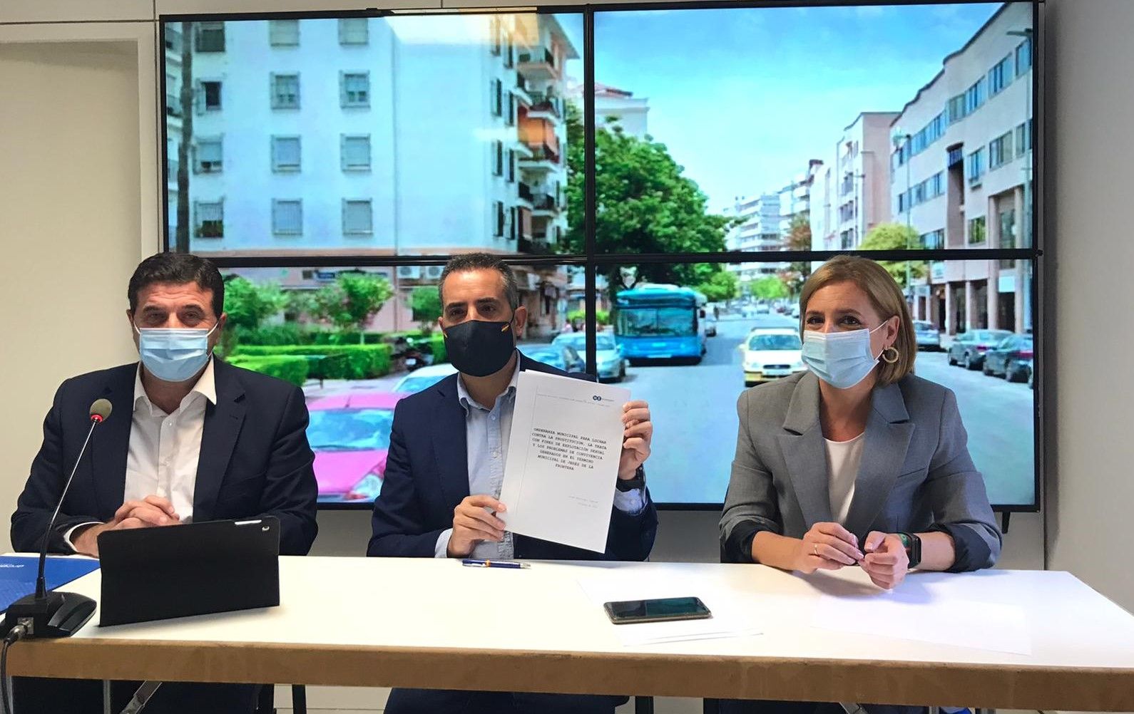 Saldaña, en el centro de la imagen en rueda de prensa, junto a dos ediles del PP jerezano.