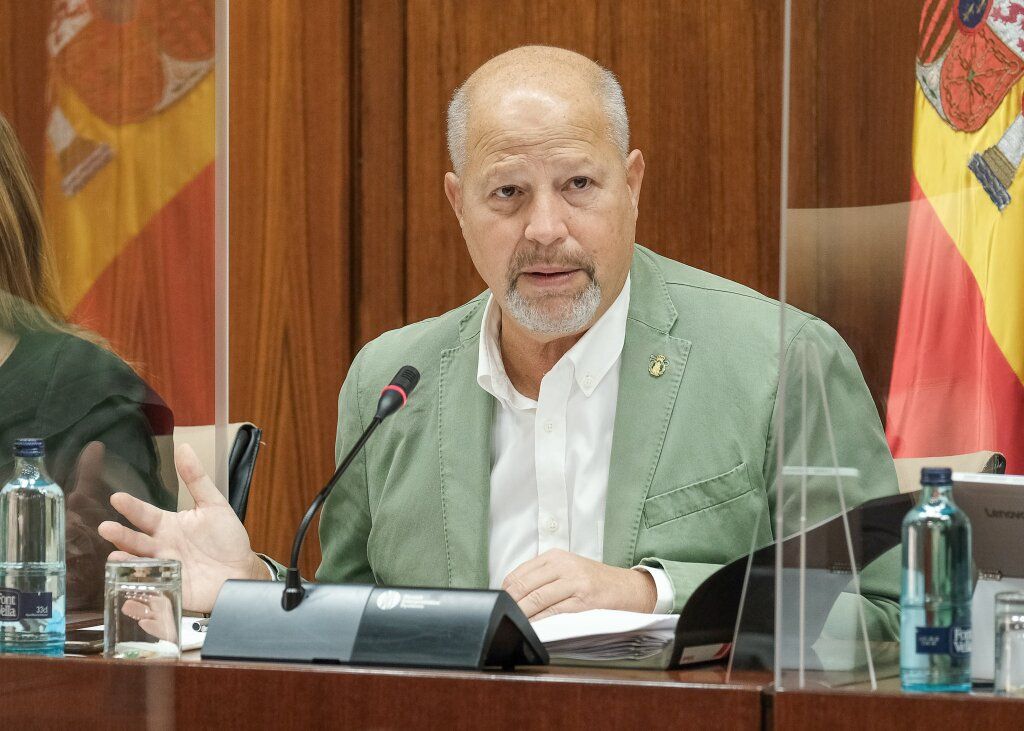 Javier Imbroda, este miércoles en el Parlamento de Andalucía. Autor: PARLAMENTO