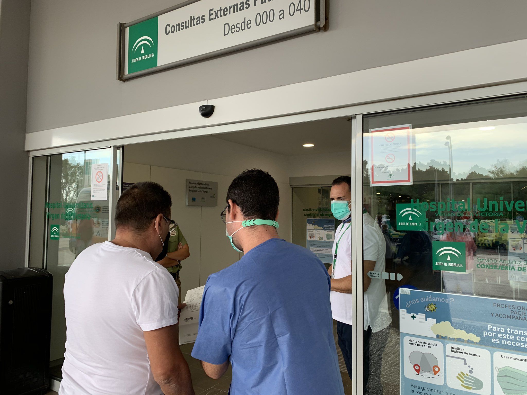 Un control de accesos en un centro de salud en Huelva.