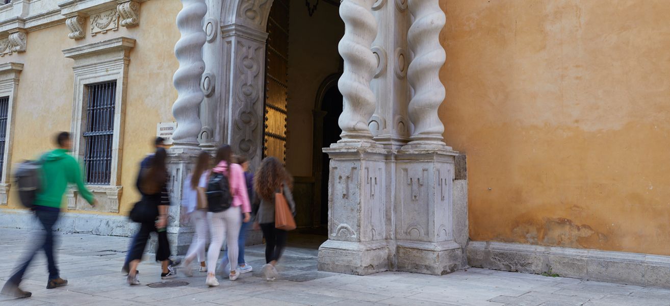 Estudiantes entrando en unas dependencias de la Universidad de Granada.