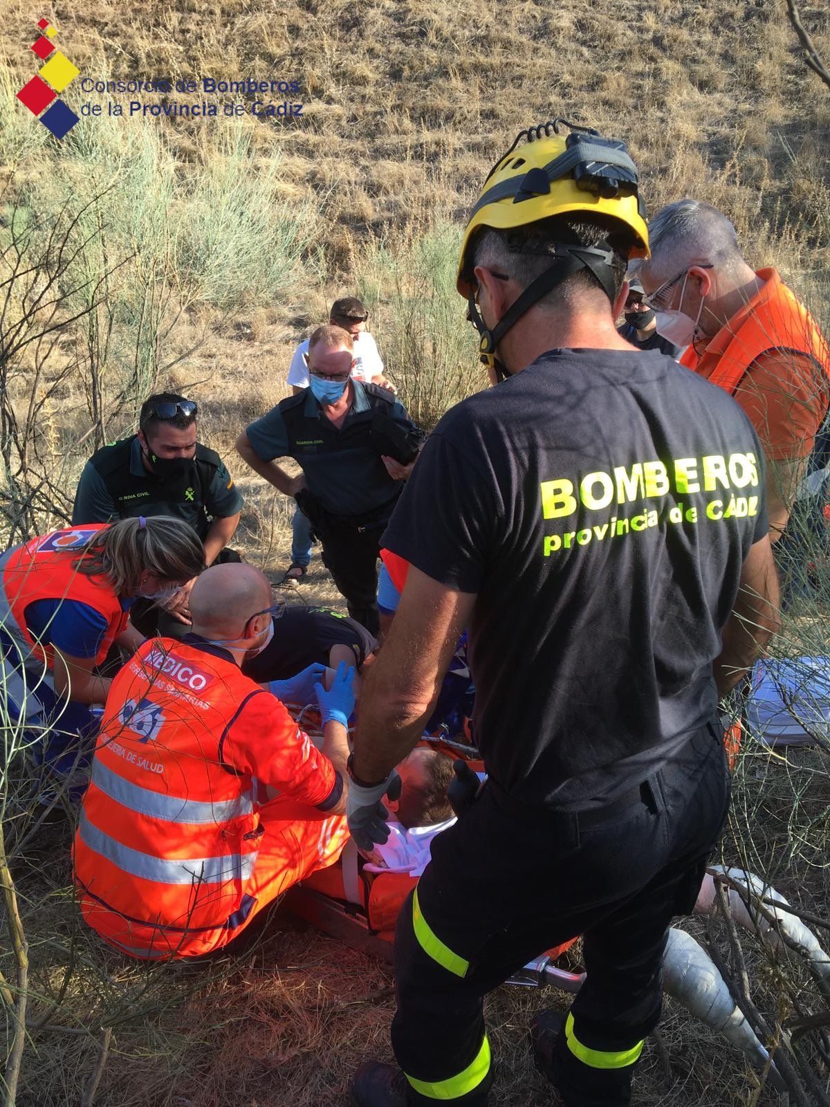 Un momento de la intervención de emergencias, en una imagen de Bomberos de Cádiz.