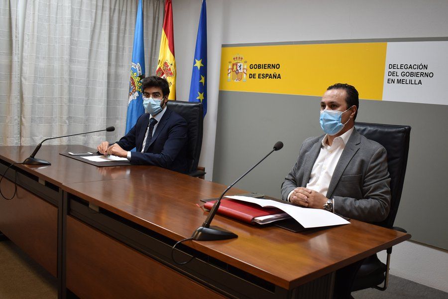 El Consejero de Salud Pública de Melilla, Mohamed Mohand, con el director territorial del Ingesa, Omar Haourari, en rueda de prensa.