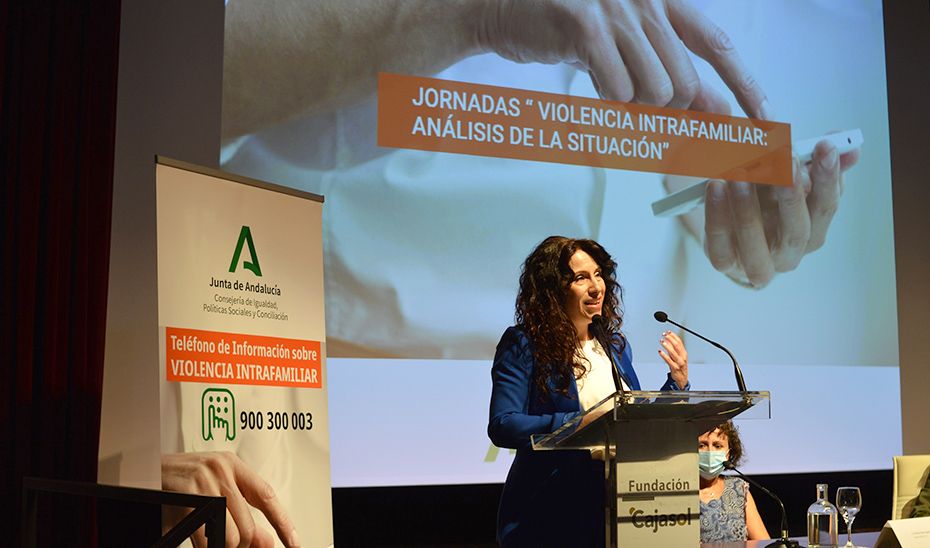 La consejera Rocío Ruiz, durante la presentación del teléfono de violencia intrafamiliar que exigió Vox.