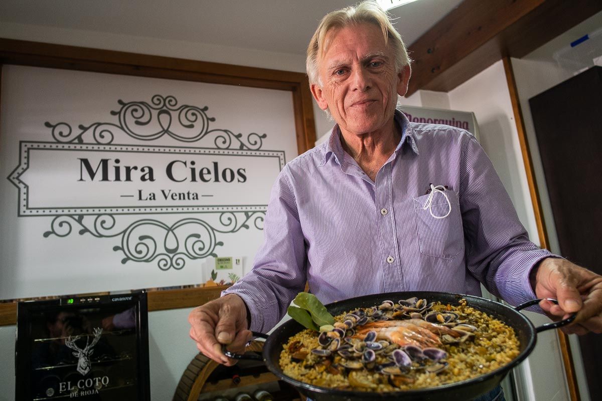 Pedro González Cabaña, antes de la entrevista con este medio, con una paella de arroz marinero de Miracielos.