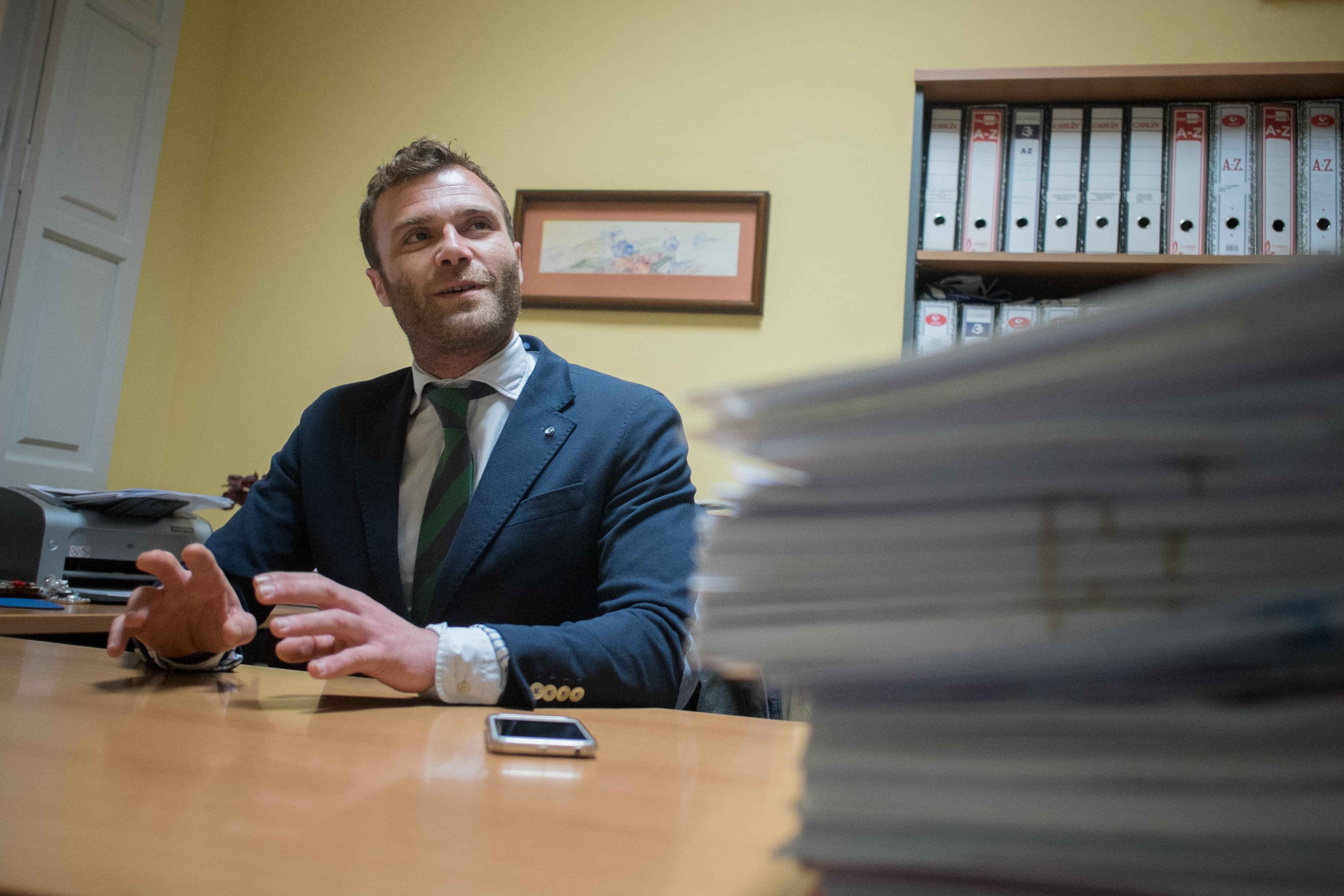 El magistrado Juan Manuel González, atendiendo a lavozdelsur.es. FOTO: MANU GARCÍA.