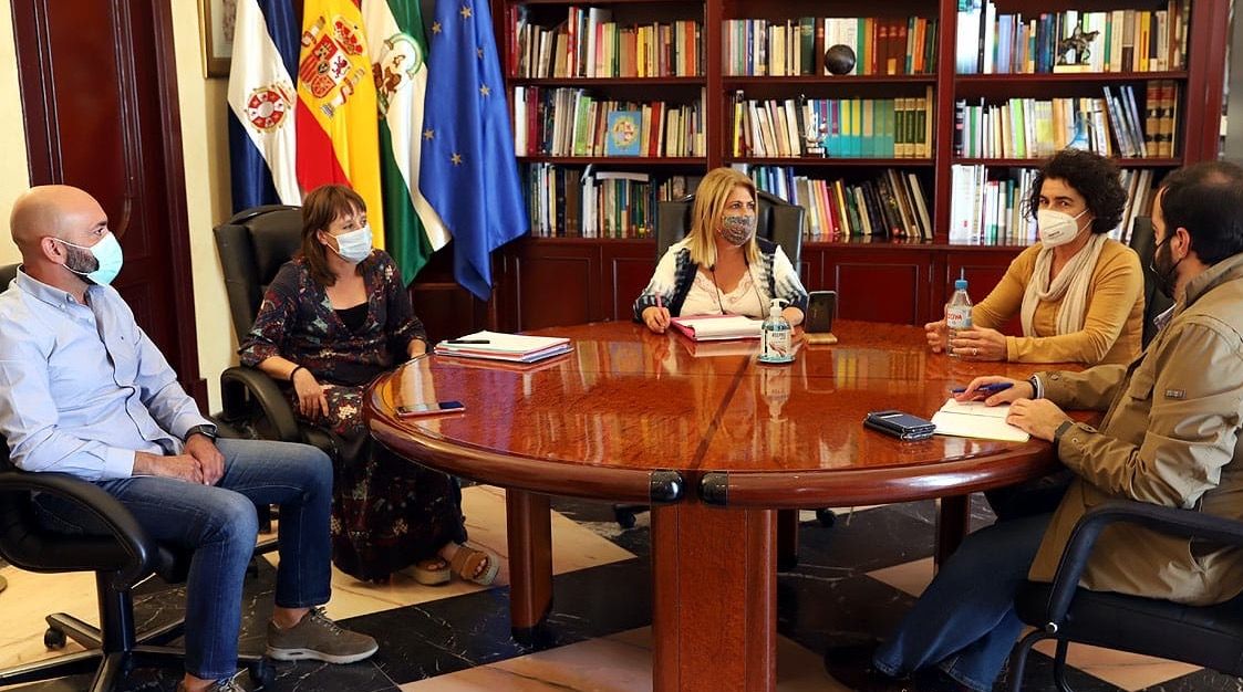 La alcaldesa Mamen Sánchez y la teniente de alcaldesa Laura Álvarez, con Nieves Mendoza (Guadalcacín), Ricardo Sánchez (Estella) y Francisco Arcila (Torrecera).