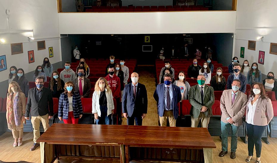 El consejero Javier Imbroda, con la delegada de la Junta en Cádiz y profesores y alumnos del IES Padre Luis Coloma de Jerez.