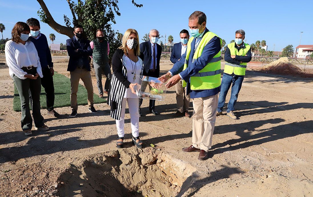 La alcaldesa Mamen Sánchez, colocando la primera piedra del nuevo Complejo Deportivo Chapín. La alcaldesa Mamen Sánchez, colocando la primera piedra del nuevo Complejo Deportivo Chapín.