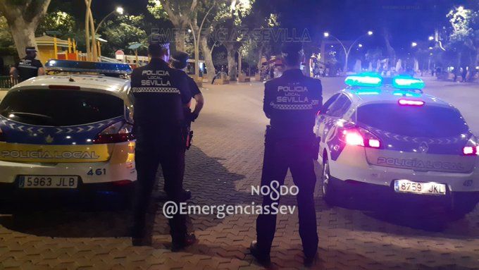 Dos agentes de Policía Local de Sevilla, días atrás. Foto: Emergencias Sevilla
