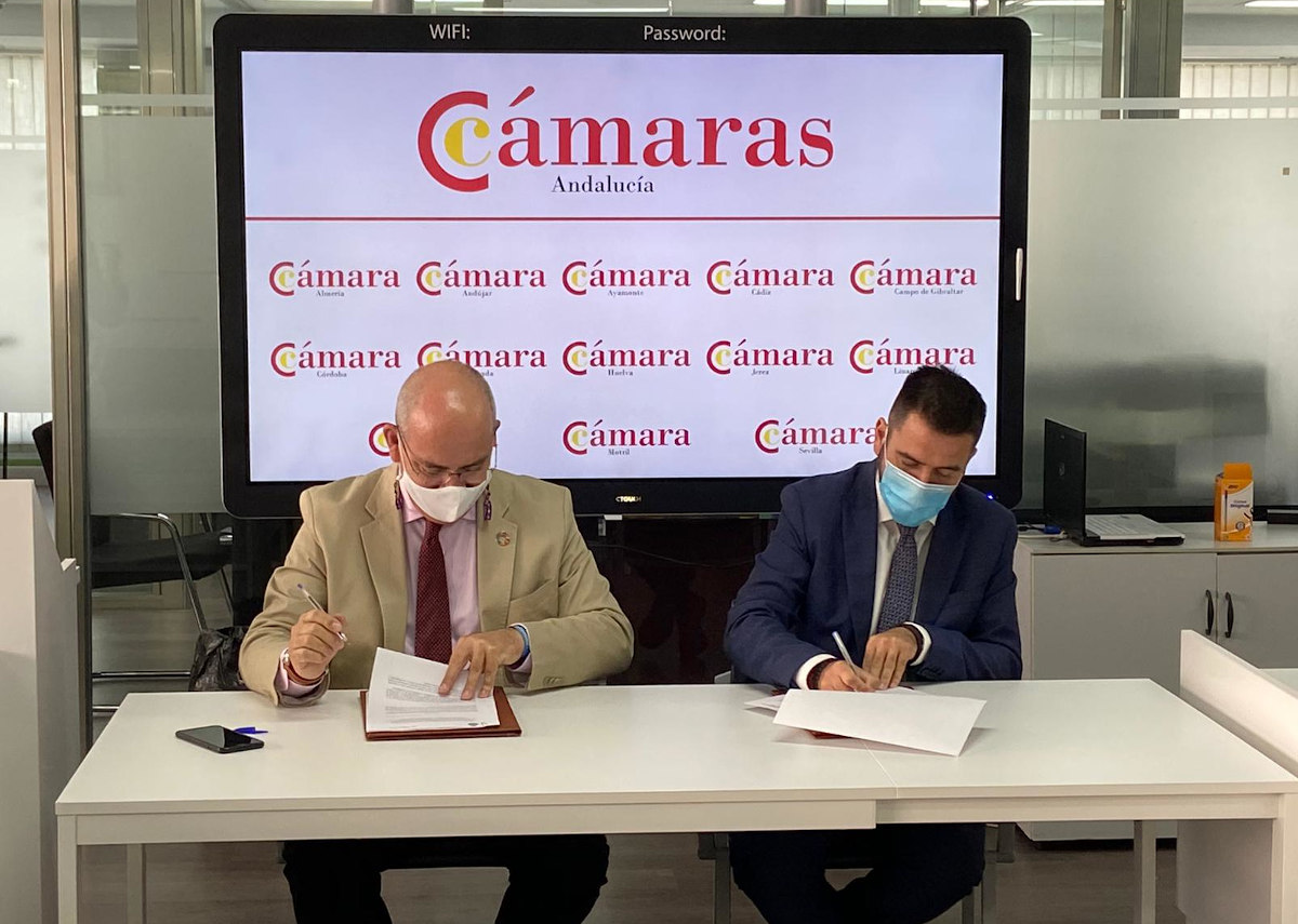 Zona Franca de Cádiz y Cámaras de Comercio de Andalucía firmando el convenio. 