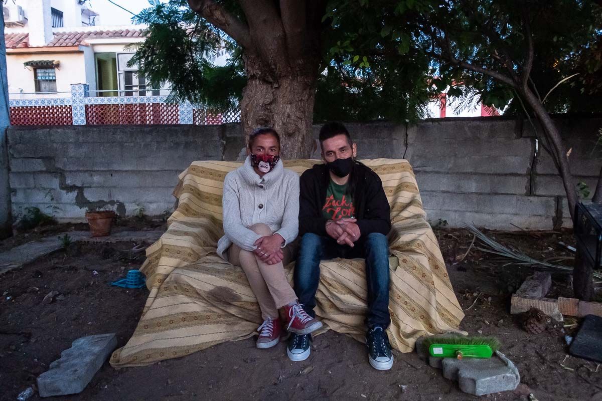 Rocío y Lucas, sentados en el sofá del patio de su vivienda. Rocío y Lucas, sentados en el sofá del patio de su vivienda.