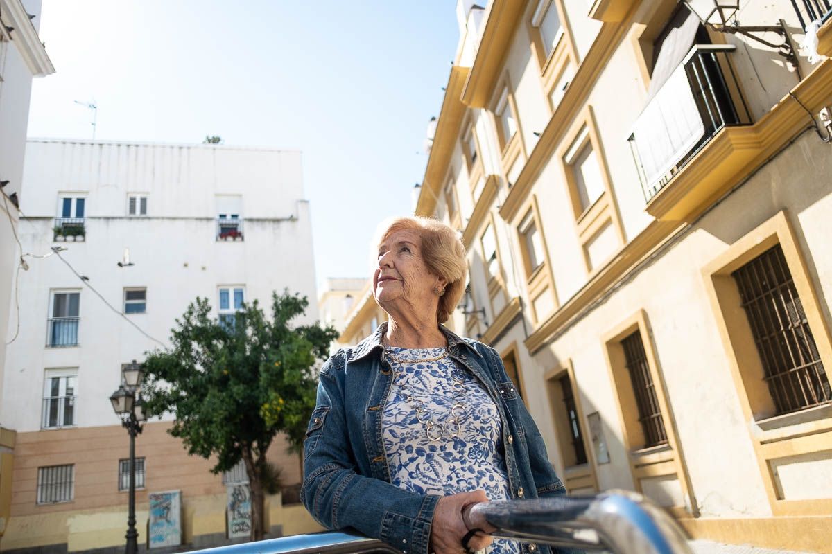 Carmeluchi, en días pasados, por las calles de su barrio gaditano. Autor: Manu García