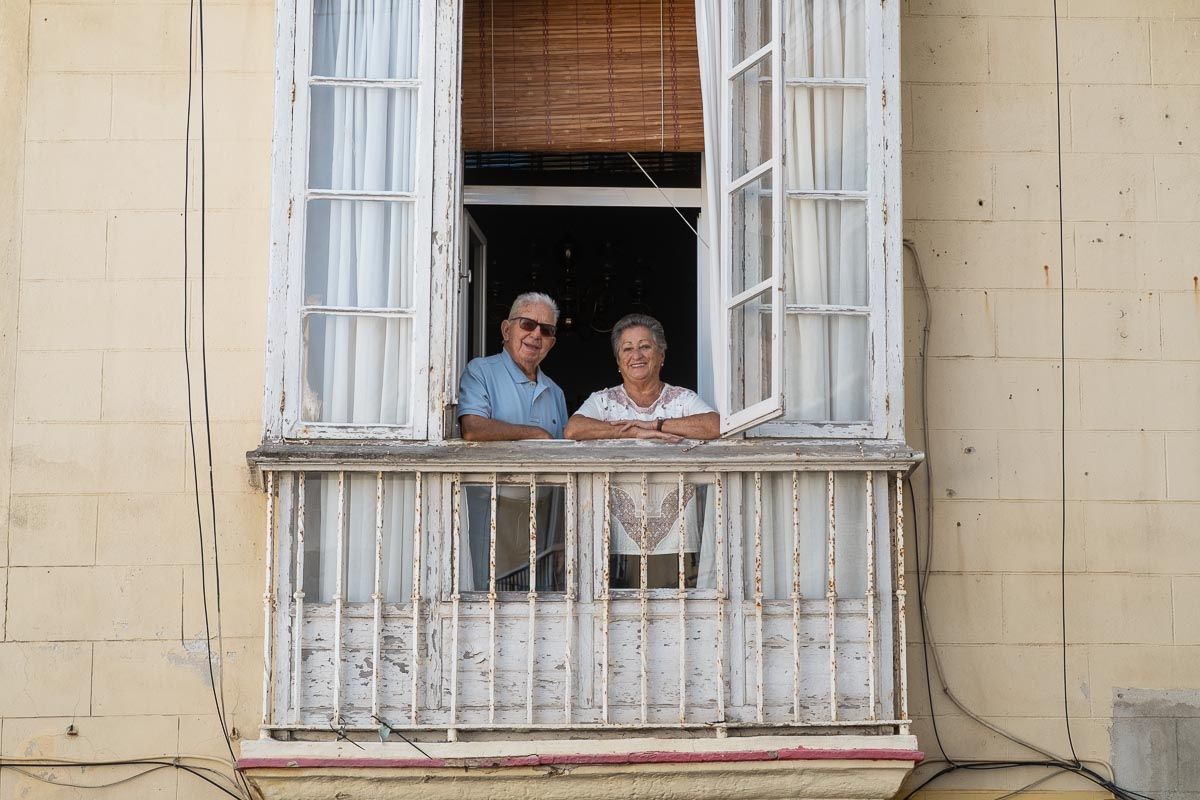 Anita y su marido, asomados al balcón de su casa. Autor: Manu García