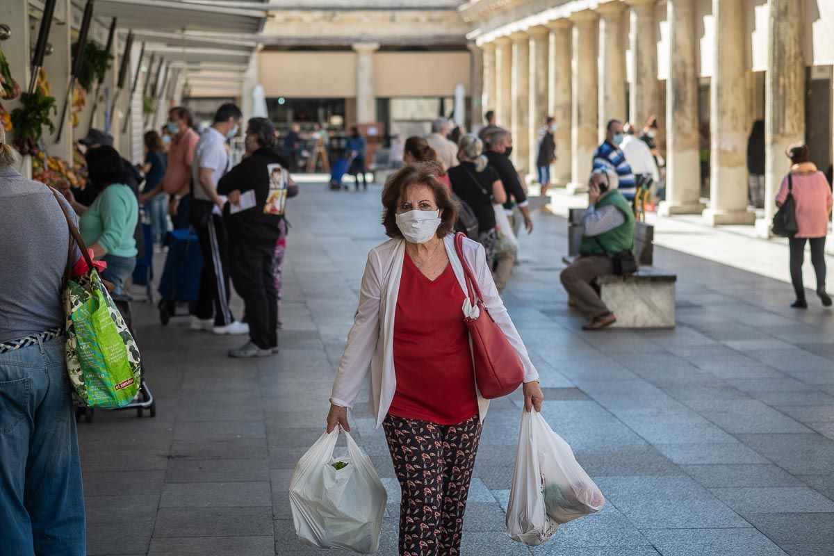 Una mujer, en el mercado de Cádiz con mascarilla, en una imagen reciente.