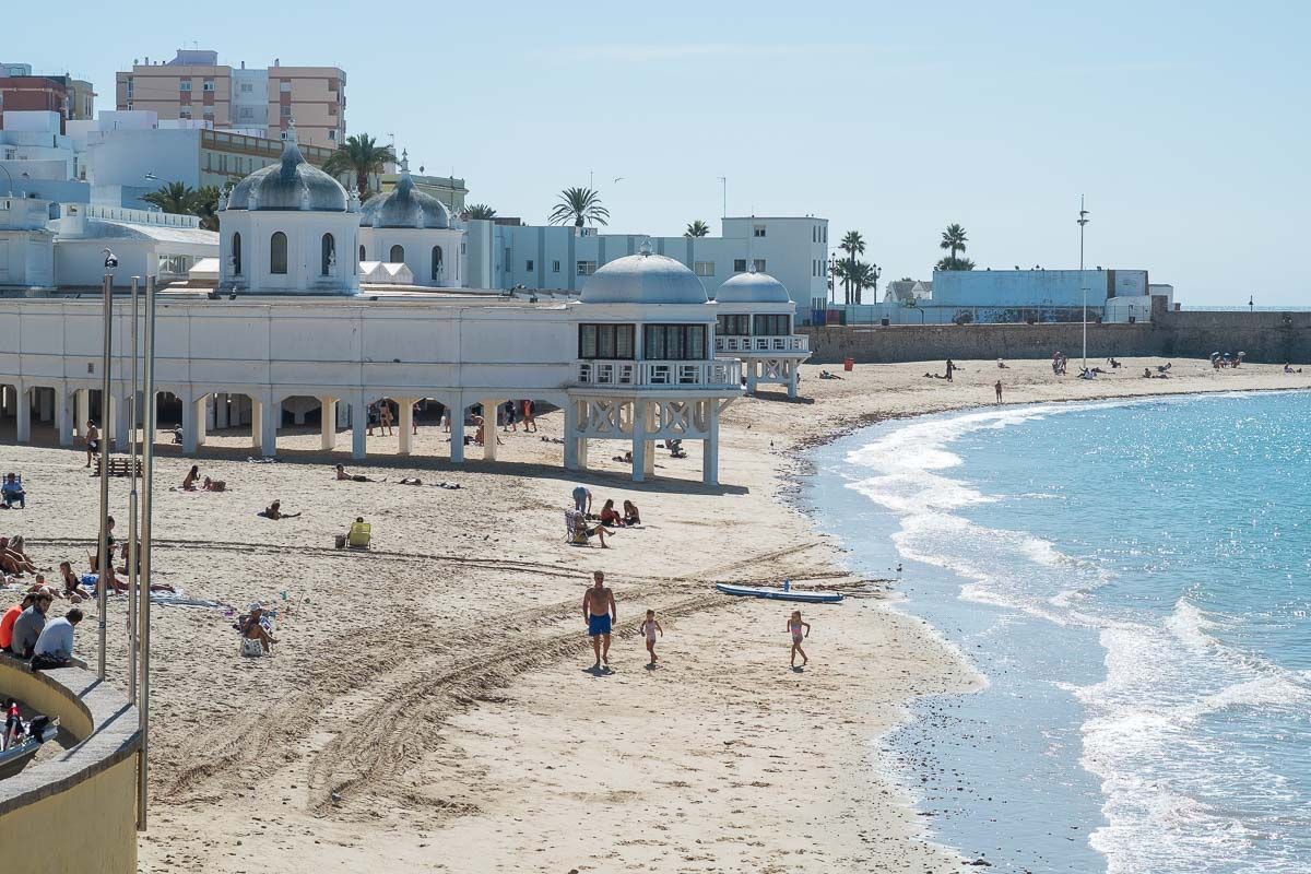 Imagen de archivo de la playa de La Victoria, en Cádiz.