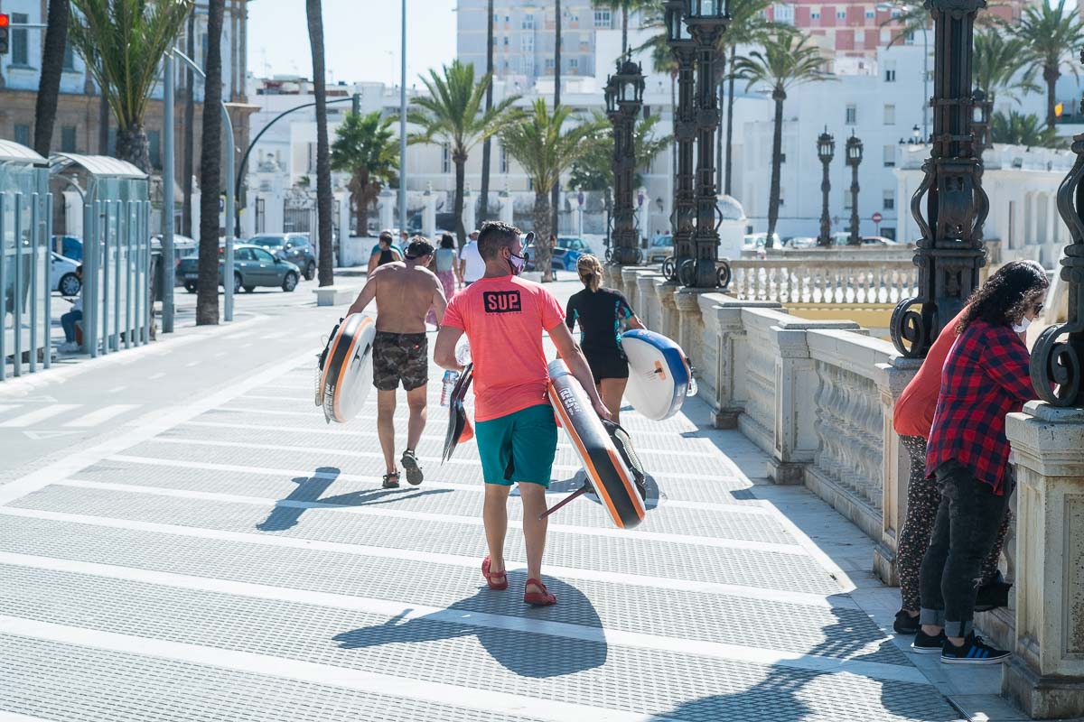 Varias personas, el pasado verano, alrededor de La Caleta en Cádiz.