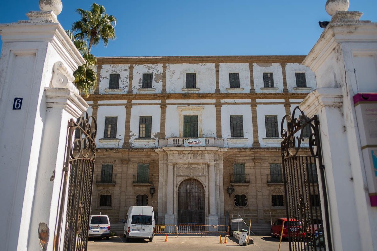 Fachada del edificio de Valcárcel en Cádiz.