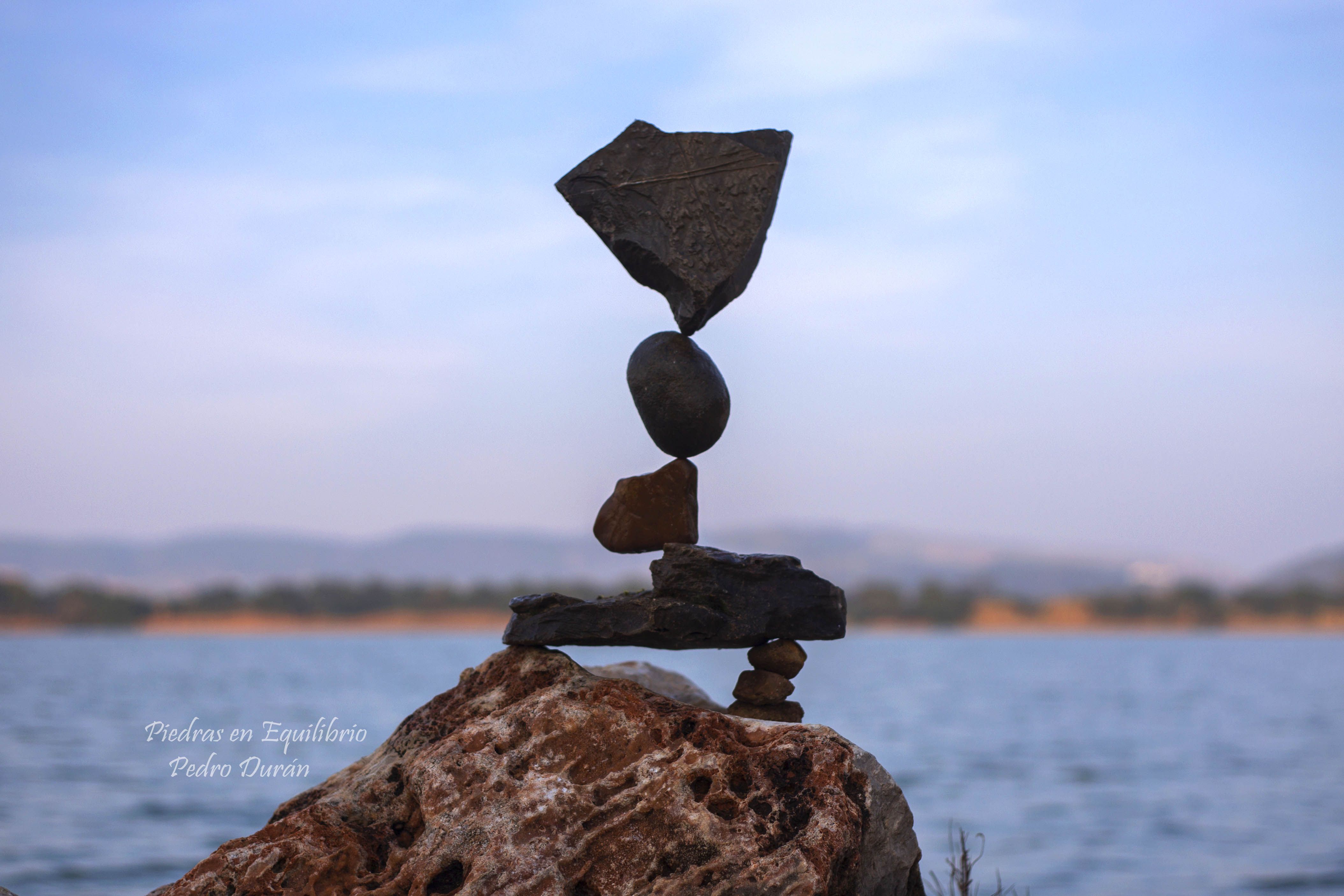 stone_balance_lago_de_arcos