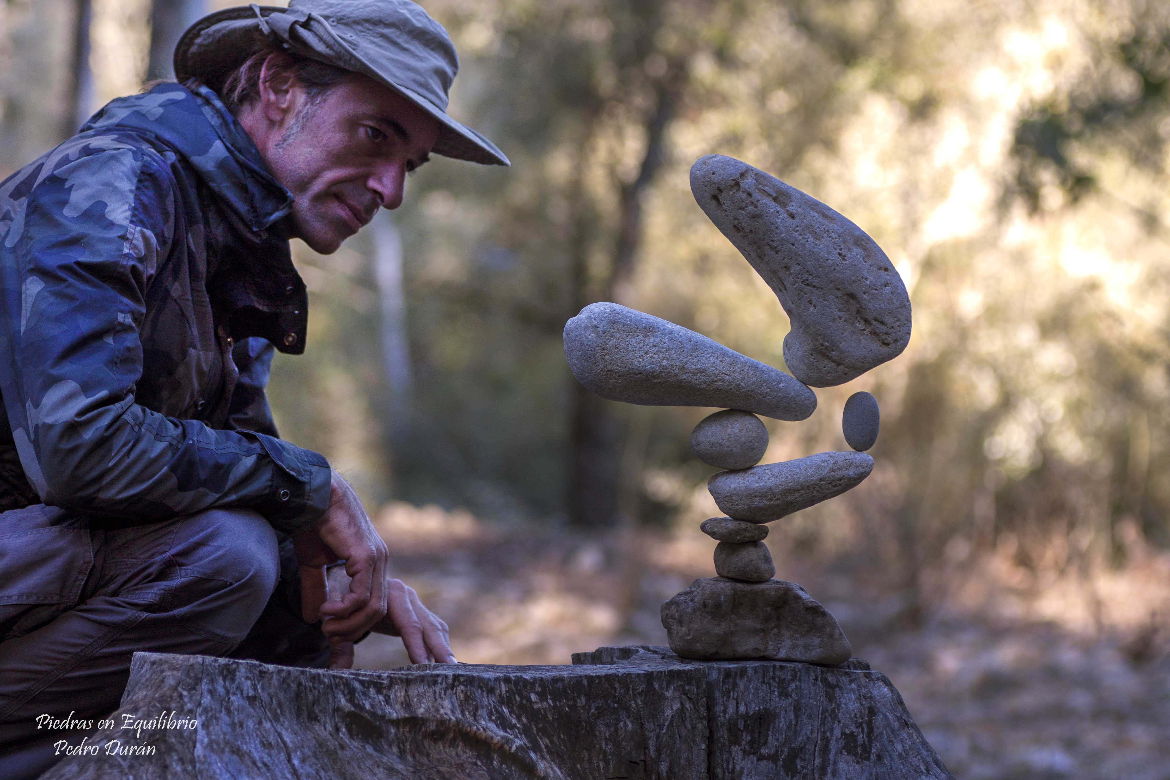 pedro_duran_y_una_de_sus_esculturas_de_piedra_en_equilibrio_en_el_pantano_de_bornos.jpg