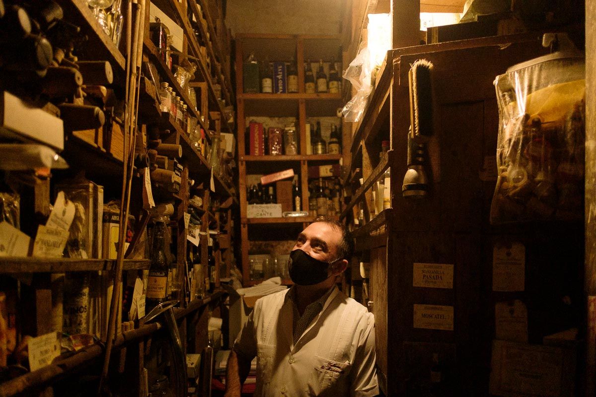 Pepe García, actual regente y tercera generación de La Manzanilla, el despacho de vinos gaditano.