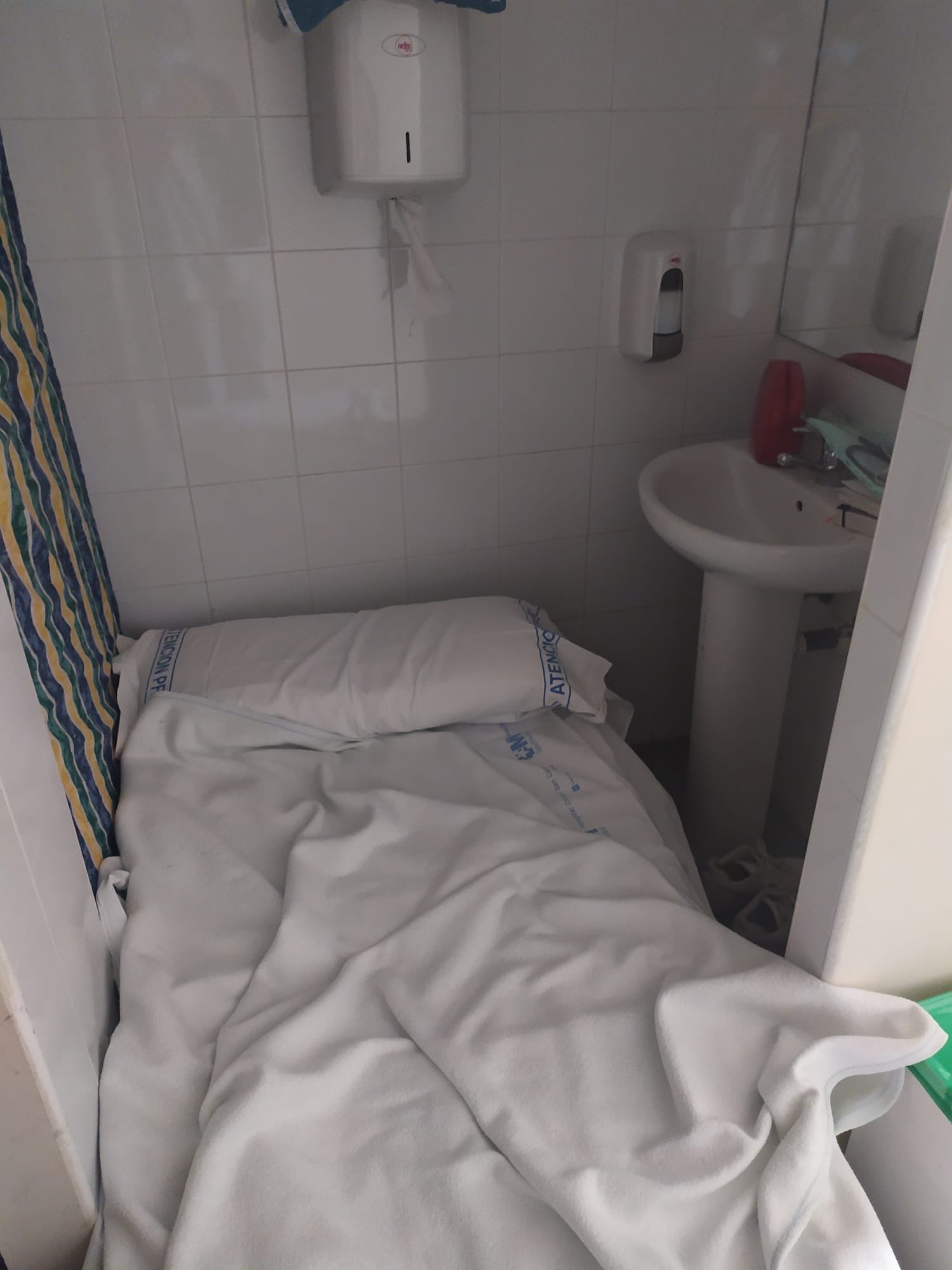 Una cama dentro de un baño, denunciado por los MIR.