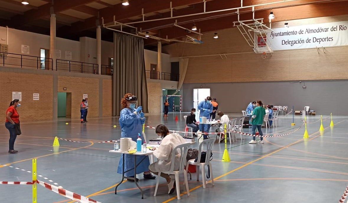 Pruebas de covid en el pabellón de Almodóvar del Río.