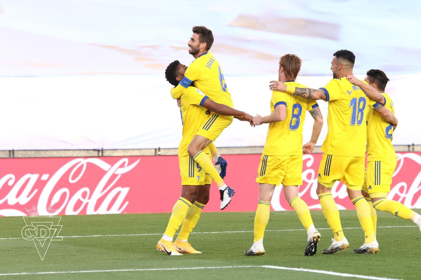 Los cadistas celebran el gol que le daría la victoria ante el Madrid. FOTO: Cádiz CF