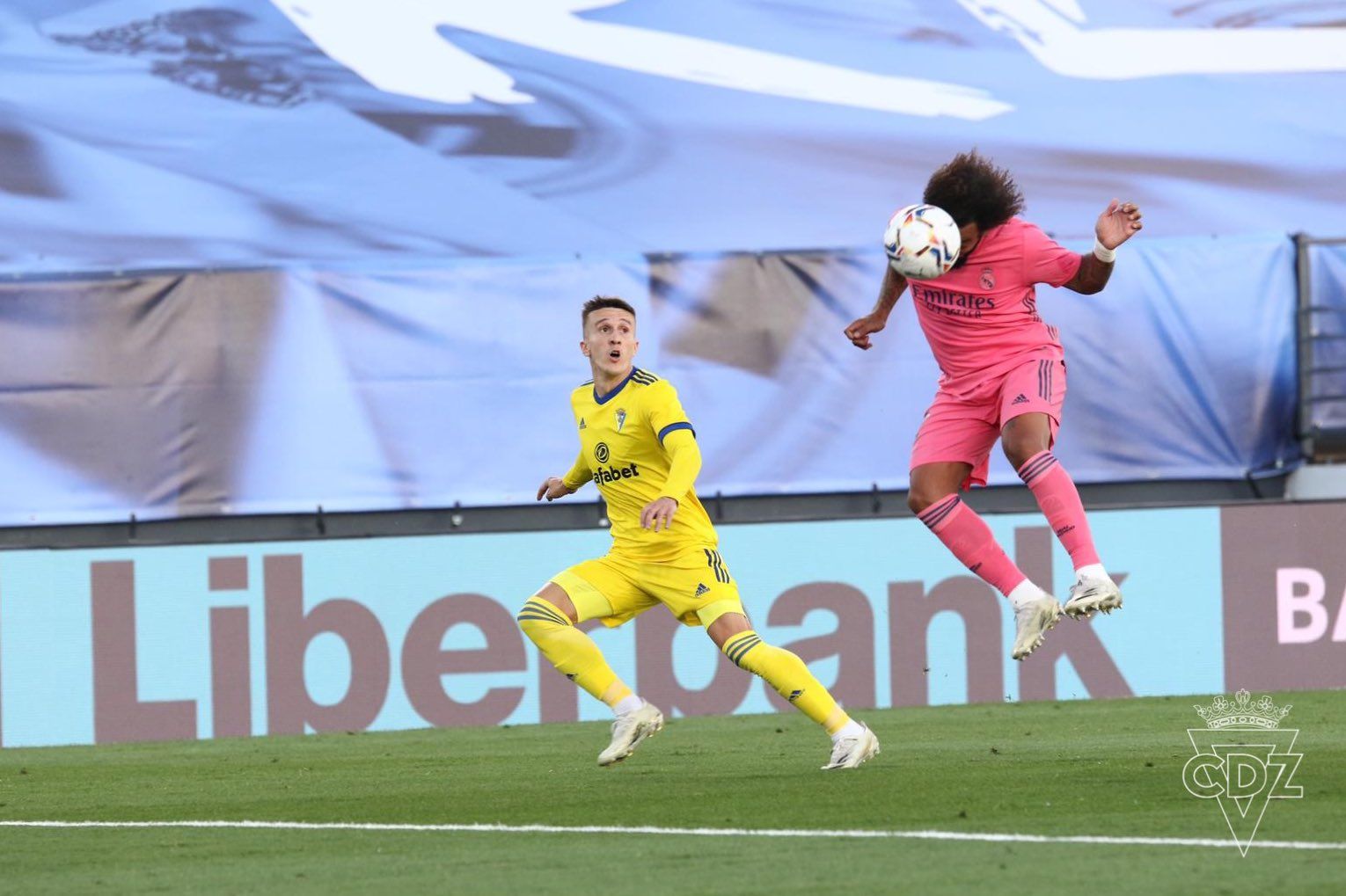Marcelo, del Madrid, despeja un balón que busca Salvi. FOTO: Cádiz CF