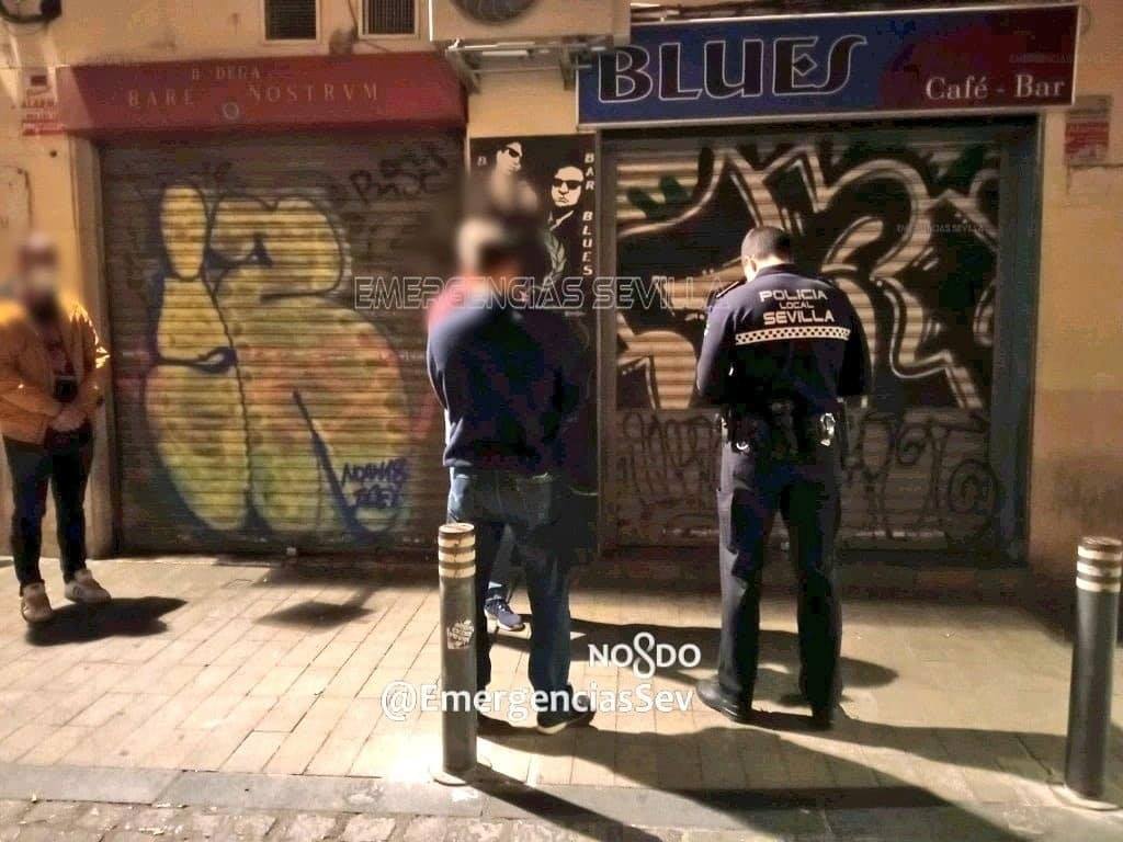 Agentes de la Policía Local precintan un bar, este pasado fin de semana, en Sevilla.
