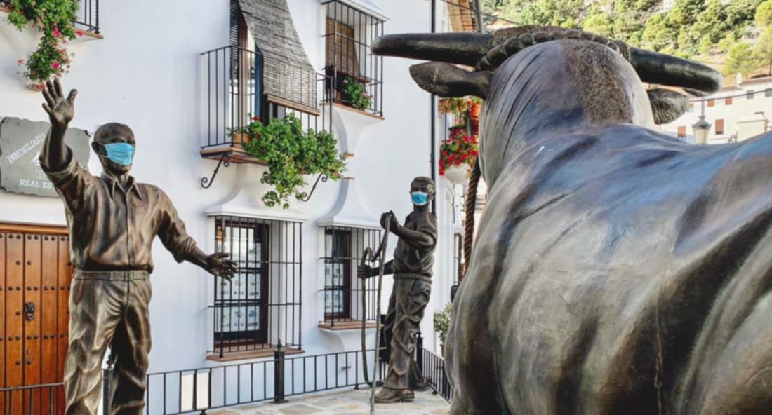 Las esculturas de la toro de cuerda en Grazalema, con mascarilla. FOTO: Ayto. Grazalema