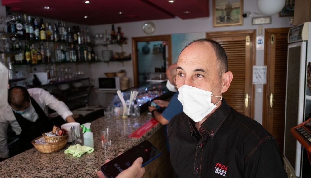 Jesús, en la puerta del bar Levante. FOTO: MANU GARCÍA