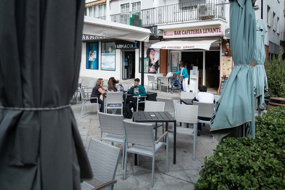 Clientes en un bar, en una imagen reciente.