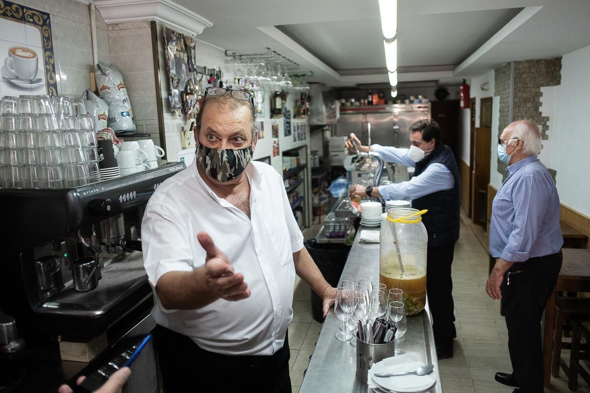 Pepe, del bar Corredera, en su barra. Pepe, del bar Corredera, en su barra.