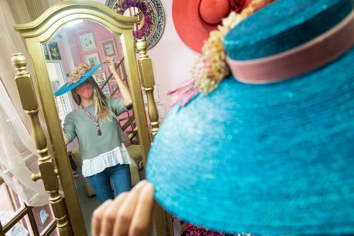 Esther García con uno de sus tocados frente al espejo.