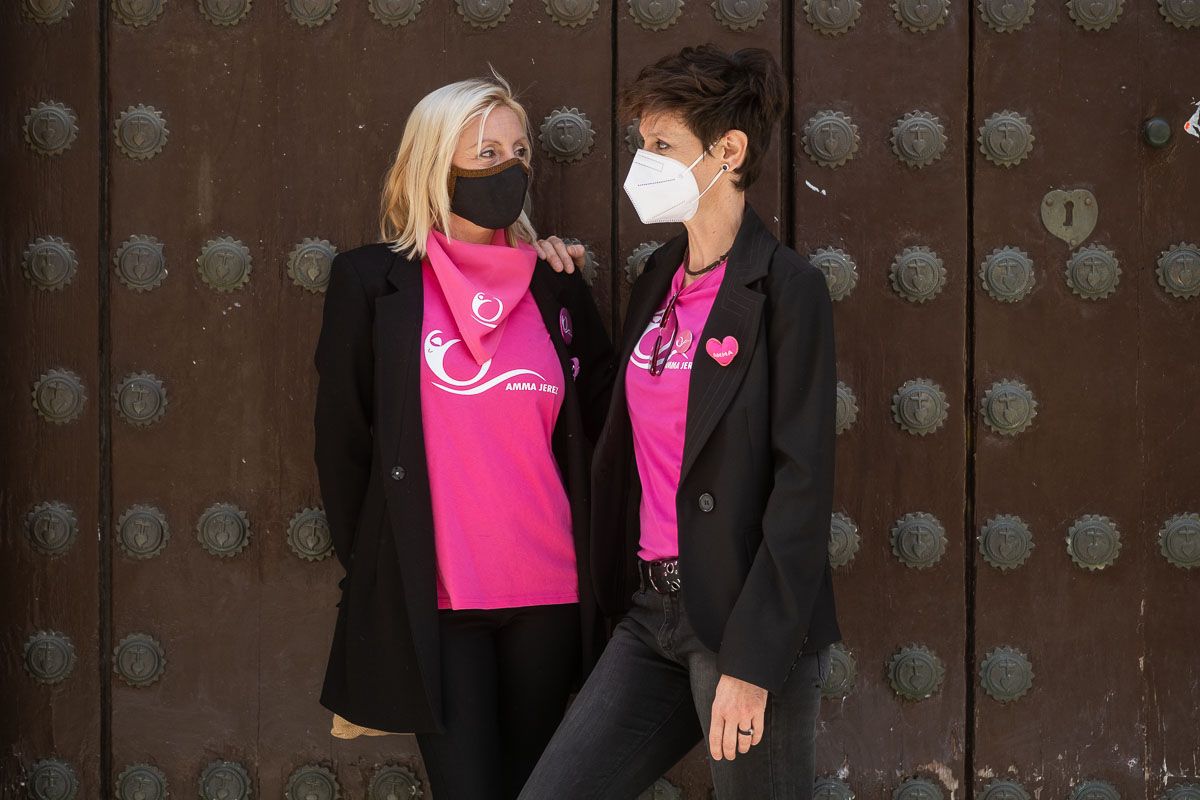 María José y Fali en el día mundial contra el cáncer de mama en Jerez.