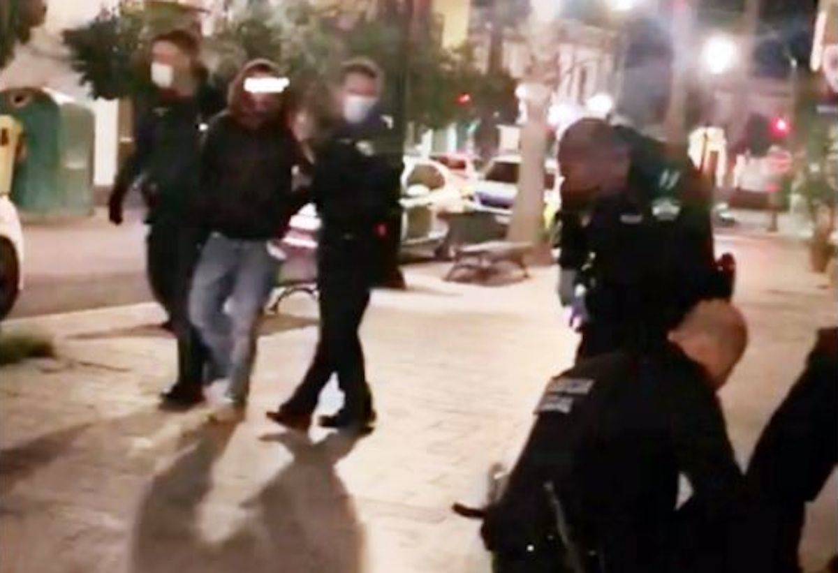 Agentes de la Policía local de El Viso del Alcor durante las detenciones. Agentes de la Policía local de El Viso del Alcor durante las detenciones.