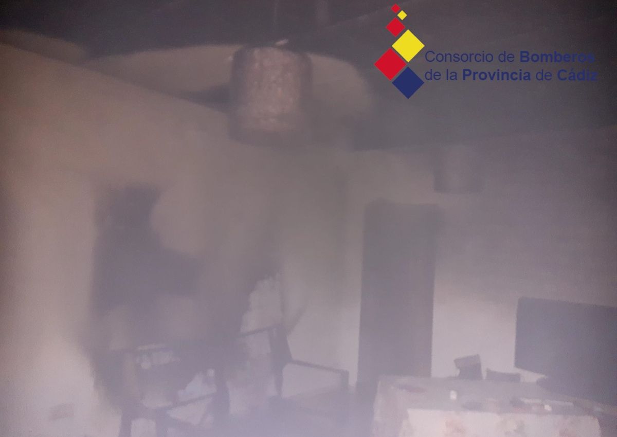 Incendio en el salón de la mujer Intoxicada por inhalación de humo en Paterna de la Rivera.