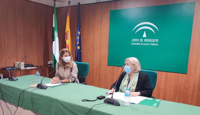 La secretaria general de Familias de la Junta, Ana Mata, con Manuela Caro, delegada territorial en Huelva, en rueda de prensa.