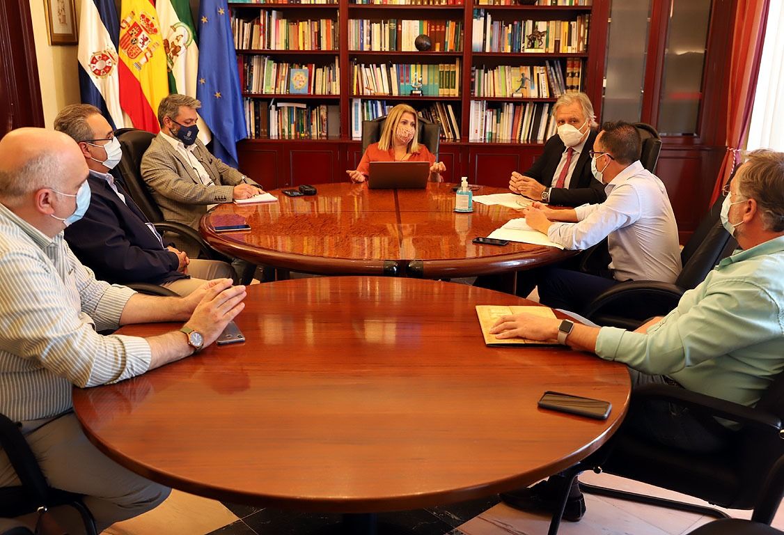 Un momento de la reunión entre la alcaldesa y miembros de la Unión de Hermandades, en el Ayuntamiento.