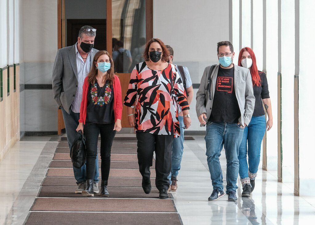 Aguilera, en el centro del grupo Adelante, en el Parlamento. Autor: Parlamento de Andalucía Aguilera, en el centro del grupo Adelante, en el Parlamento. Autor: Parlamento de Andalucía