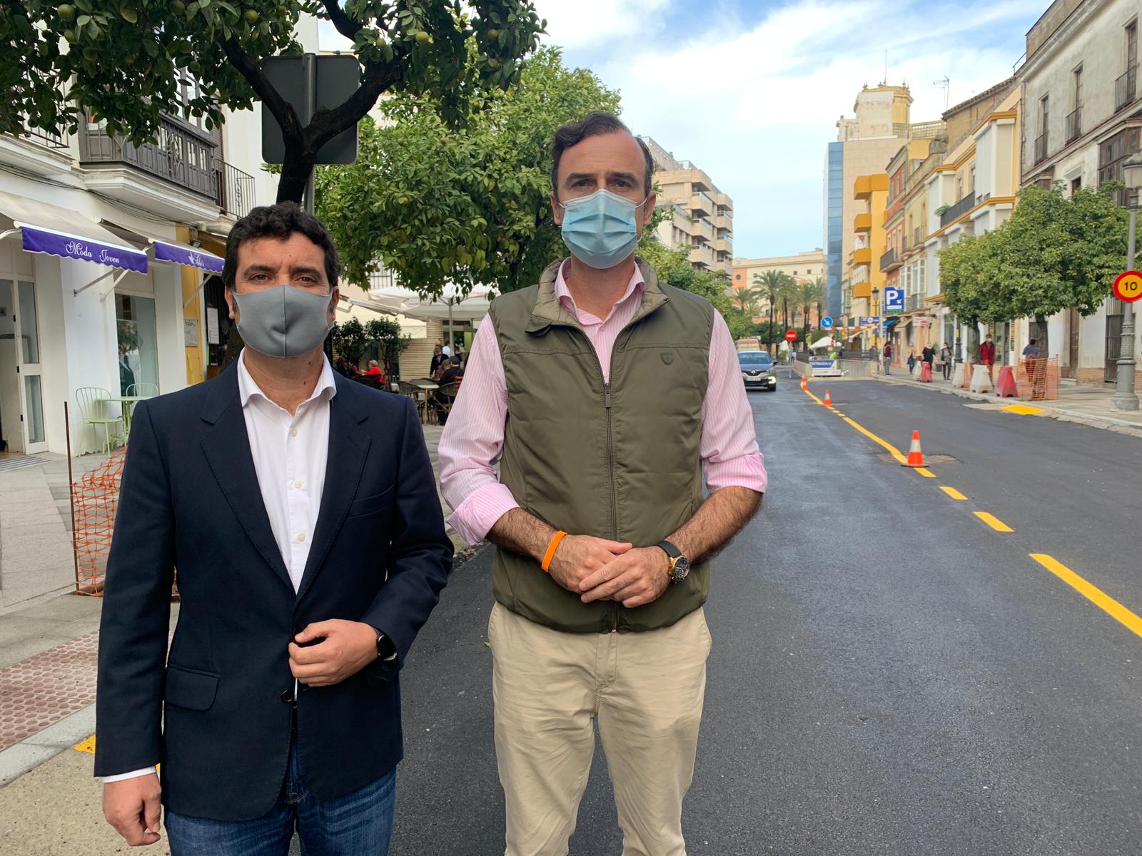 Jesús García y Manuel Méndez, ediles de Cs en Jerez, con la Corredera de fondo, este miércoles.