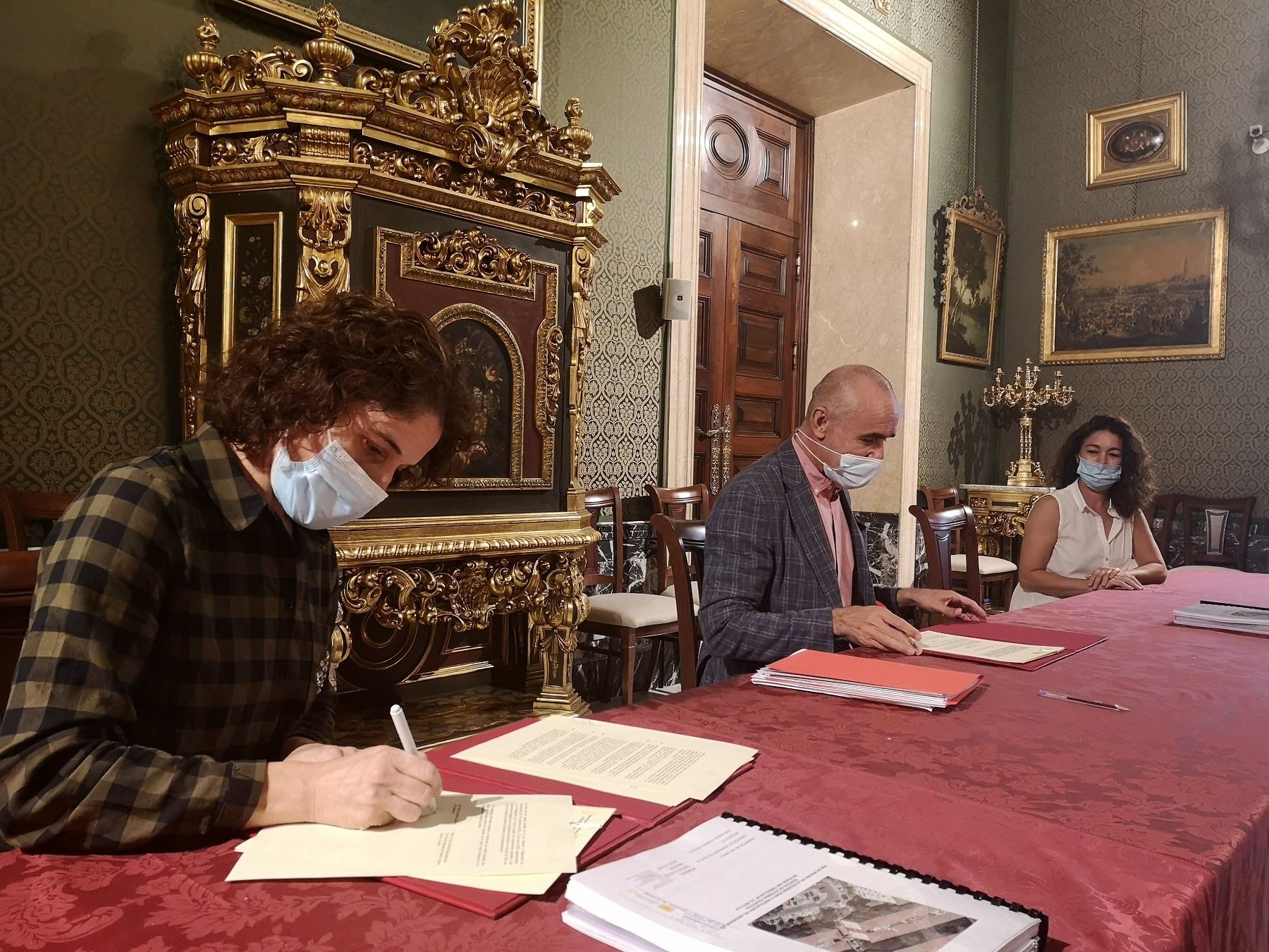 El delegado Antonio Muñoz, este pasado martes, en el centro de la imagen.