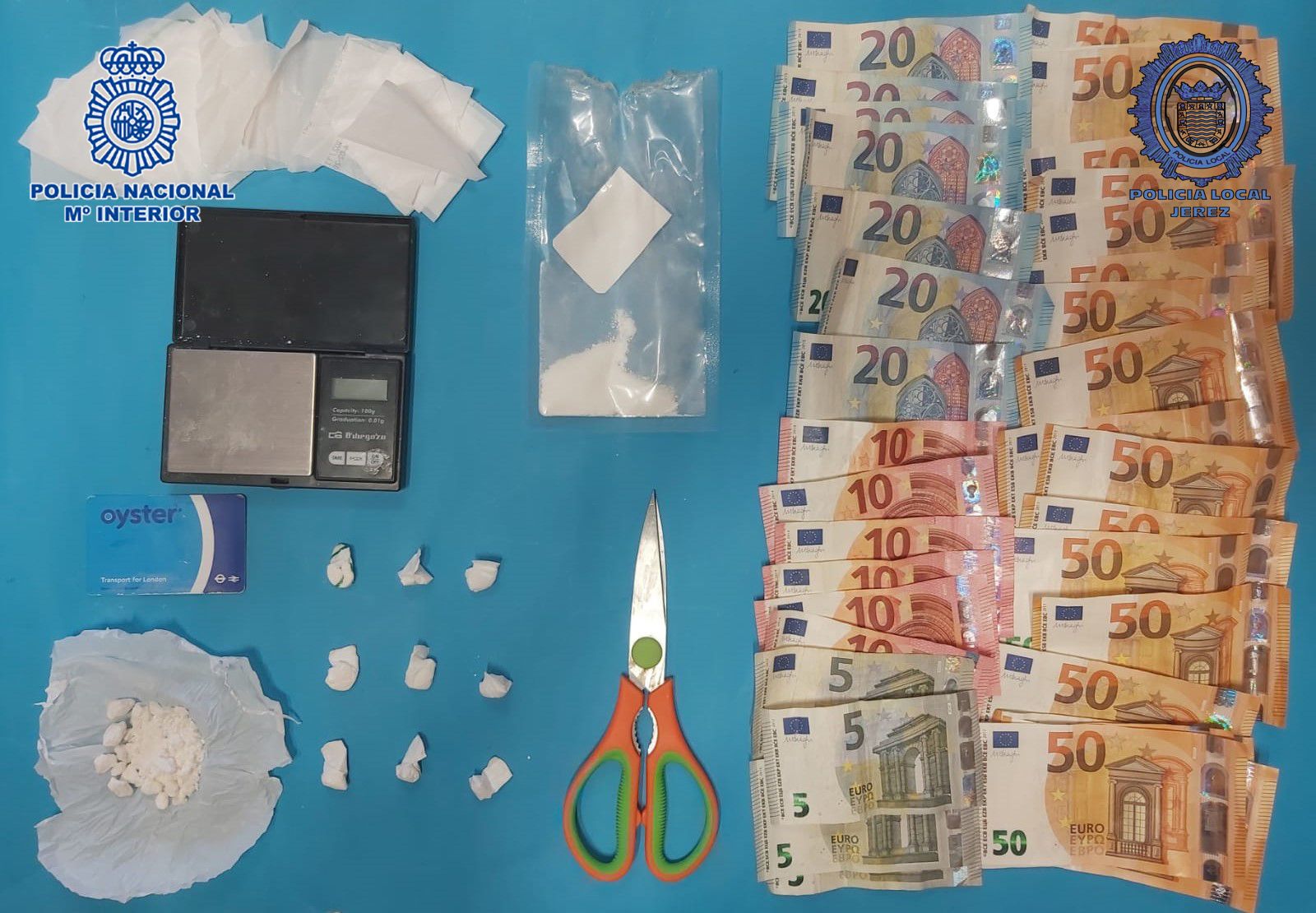 Droga y dinero intervenido en la operación contra el narcotráfico en la barriada jerezana de El Calvario.