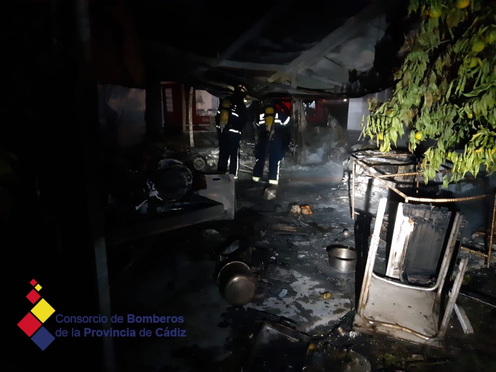 Bomberos intervienen en el Incendio en El Chaparrito, Jerez, esta pasada madrugada, con un turismo y una autocaravana afectados.