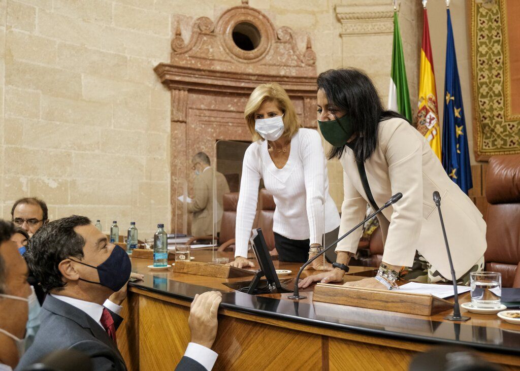 Moreno saluda a la presidenta del Parlamento, Marta Bosquet, que se ha reincorporado este miércoles a su puesto tras superar el covid. Autor: PARLAMENTO